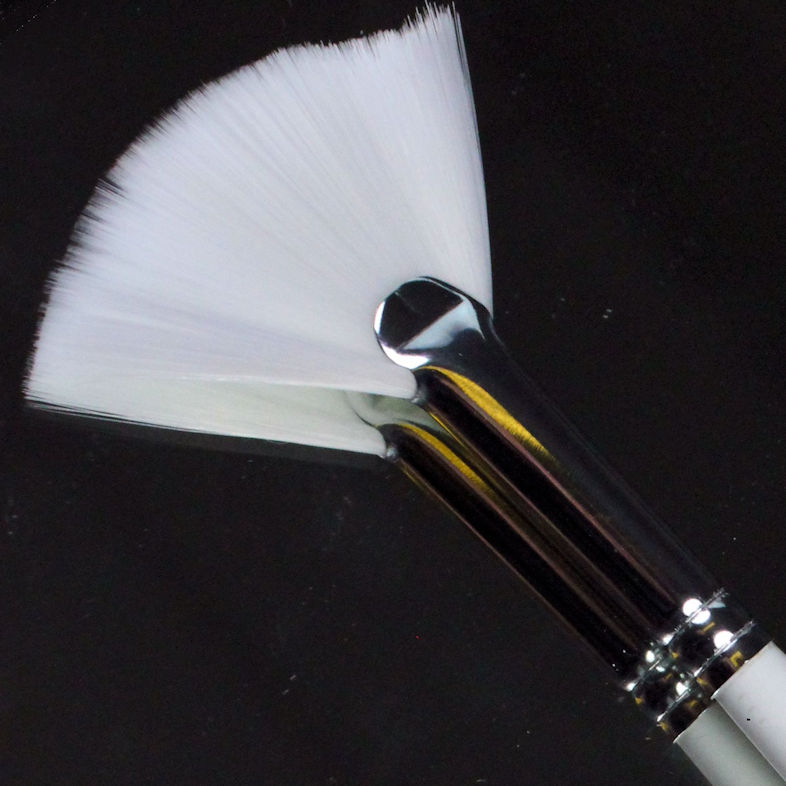 Pro Arte Medium Fan 4 Series 33 Polar White Nylon All Purpose Brushes